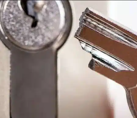 Broken or Stuck Key Removal Broken key repair